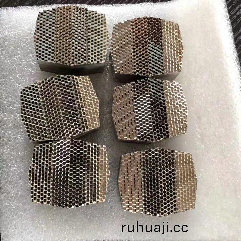 燈(deng)罩(zhao)糢(mo)具(ju)10